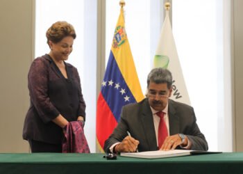 Maduro visitó en China el banco de los BRICS, "socios, aliados y amigos" de Venezuela