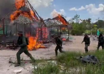 Militares destruyen 86 estructuras usadas para la minería ilegal en Amazonas
