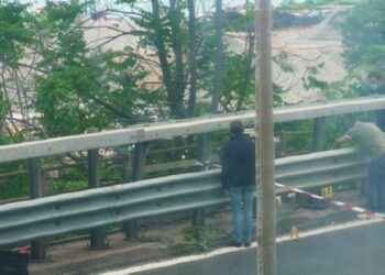 Hallaron el cadáver de un hombre colgado de un puente en Italia