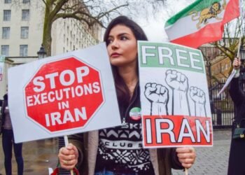 Condenan a tres años de prisión a dos periodistas en Irán