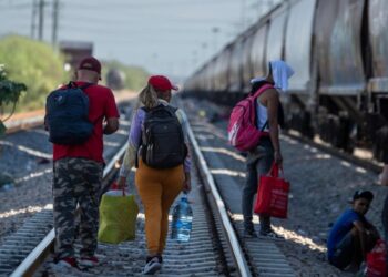 Paro de trenes deja a cientos de migrantes varados en el norte de México