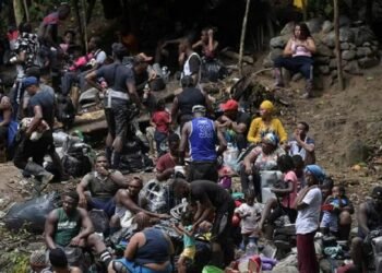 Las colas se eternizan: Panamá es desbordado por la crisis migratoria