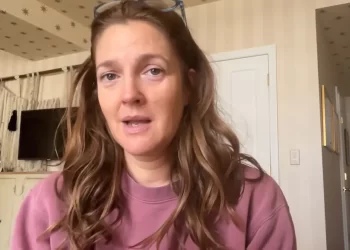 Drew Barrymore se disculpa pero reanudará su programa en plena huelga de Hollywood