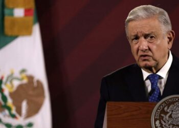 López Obrador tacha de inhumano al gobernador de Texas por negarse a retirar las boyas antimigrantes