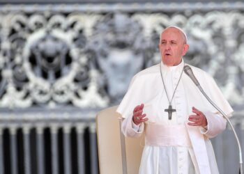 El papa pide proteger la "dignidad humana" ante el "fenómeno migratorio"