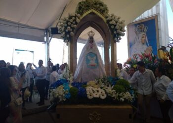 Cientos de personas asistieron a la misa y paseo por el mar en honor a la Virgen del Valle en Lechería (+Video)