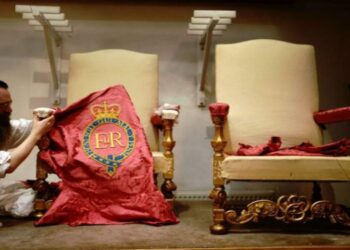Seis pares de sillas de Coronación de Carlos III serán subastadas con fines benéficos