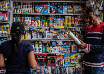 Regreso a clases: compras fraccionadas de útiles y uniformes amortiguan gastos escolares