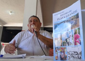 Periodista carupanero Luis García presentó obra sobre la historia de Playa Grande
