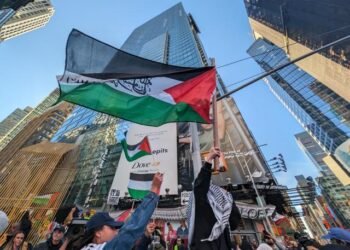 Protestas dividen Times Square, de un lado los propalestinos y del otro los proisraelíes