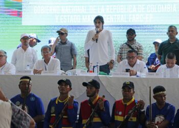 Gobierno colombiano y disidencia de FARC confirman cese al fuego e inicio de diálogos