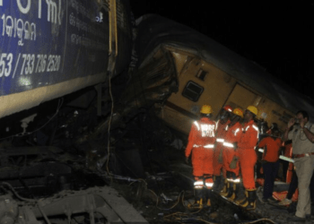 Al menos 9 muertos y decenas de heridos al chocar dos trenes de pasajeros en la India