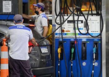 Argentina importará diez barcos con combustible ante el faltante que aqueja al país