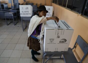 Ecuador va a las urnas para la elección presidencial entre Luisa González y Daniel Noboa
