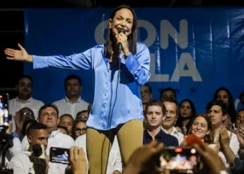 Machado se compromete a sacar a Maduro del poder tras arrasar en las primarias opositoras