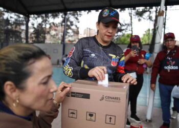 Miles de venezolanos acuden a las urnas en Perú para elegir al líder de la oposición