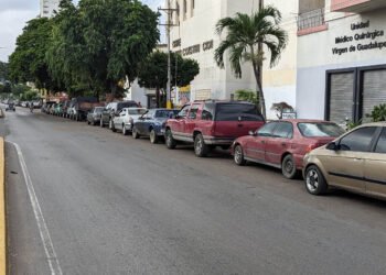 Grupos telefónicos para organizar colas: un método irregular que agrava fallas en distribución de gasolina