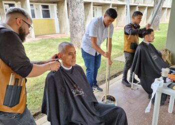 Voluntarios donan cabello para limpiar los residuos de crudo en el mayor lago de Venezuela