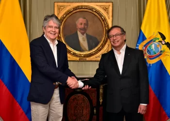 Colombia se compromete a casi duplicar energía que envía a Ecuador para solventar apagones
