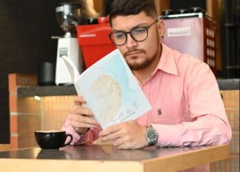 Douglas Valle dio un "Salto de fe" con su primer poemario