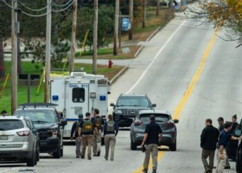 Unos 80 agentes del FBI buscan al principal sospechoso de los tiroteos de Maine