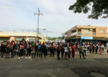 Más de 100 mujeres exigen información de reos tras intervención del penal de Tocuyito