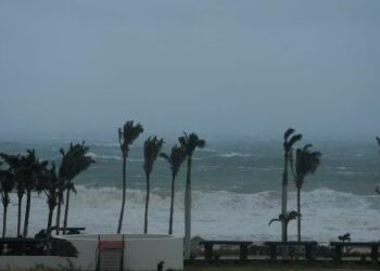 La tormenta tropical Otis causa lluvias "fuertes" mientras avanza al sur de México