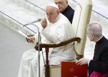 El papa defiende su Iglesia "acogedora" ante cardenales críticos: "No podemos solo negar"