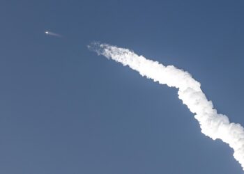 El enorme cohete Starship de SpaceX despega con éxito, pero vuelve a explotar