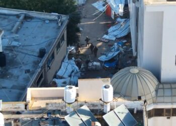 Tropas israelíes se enfrentan a milicianos de Hamás en el exterior del hospital Al Shifa de Gaza