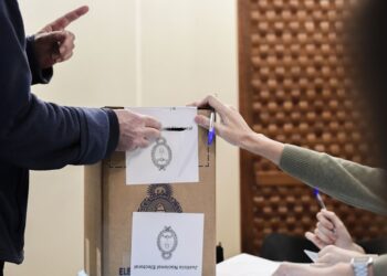 30 % del padrón electoral había votado en Argentina hasta el mediodía