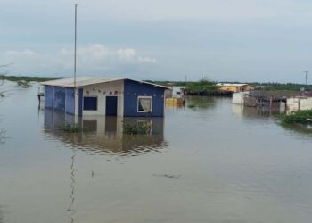 Desbordamientos de ríos en el Zulia inundan zonas de la Guajira