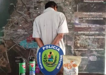 Cámara de seguridad captó a hombre que hurtaba en Farmacia de Barcelona