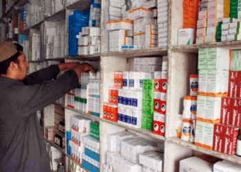 Pakistán prohíbe la fabricación de cinco jarabes para la tos tras recibir alerta de la OMS