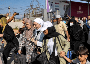 Cruzan de Gaza a Egipto 500 extranjeros y 19 heridos tras reapertura de paso de Rafah