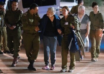 La Cruz Roja recibe 17 rehenes liberados por Hamás, 14 de ellos israelíes y 3 tailandeses