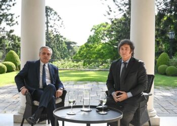 La transición en Argentina comienza con una primera reunión entre Fernández y Milei