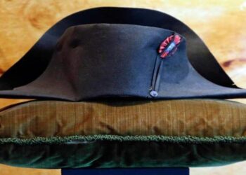 Bicornio de Napoleón alcanza precio récord de 1.932 millones de euros