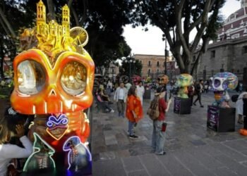 Más de 120 calaveras componen la mayor exhibición pública del Día de Muertos en México