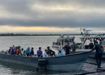 Rescatan a 11 migrantes chinos "abandonados" en un bote en el Caribe panameño