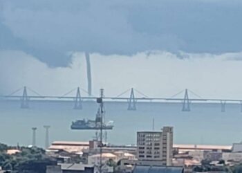 Una tromba marina se forma este lunes en el Lago de Maracaibo