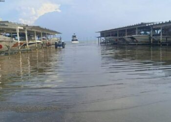 Mar de fondo inunda marinas en Tucacas
