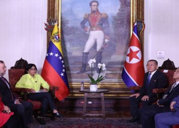 Venezuela condecora al embajador de Corea del Norte en Caracas, tras nueve años de labores