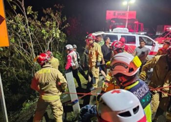 Cinco fallecidos y 13 heridos tras vuelco de un autobús en Ecuador