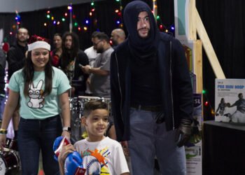 Bad Bunny entregó por cuarta vez obsequios navideños a niños y jóvenes en Puerto Rico