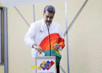 Maduro ejerció su derecho al voto en el referéndum consultivo