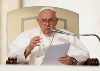 Algunos obispos se rebelan contra la bendición de las parejas homosexuales aprobada por el papa
