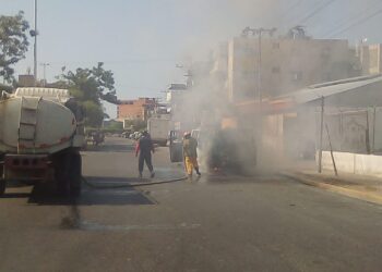 Una buseta se incendió en Puerto la Cruz (+Video)