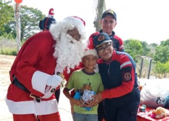 Bomberos de Anzoátegui repartieron juguetes a niños de Casa Hogar Acupán