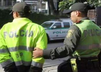 Cárcel a 10 policías por falso allanamiento y pedir jugoso soborno a una mujer en Colombia